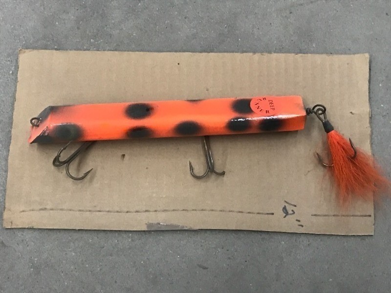 lot 62 image: 12 Deep Runner Muskie Lure ...