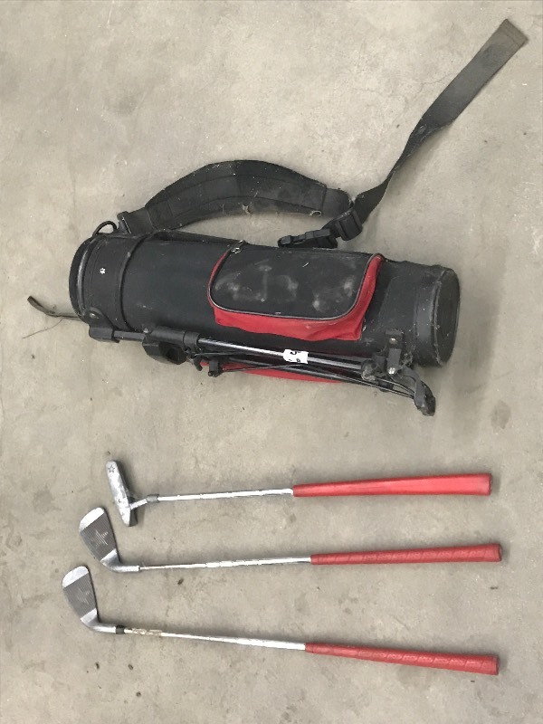 lot 64 image: Toddler Golf Club Bag With (3) Club...