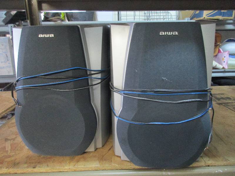 2 Aiwa stereo speakers