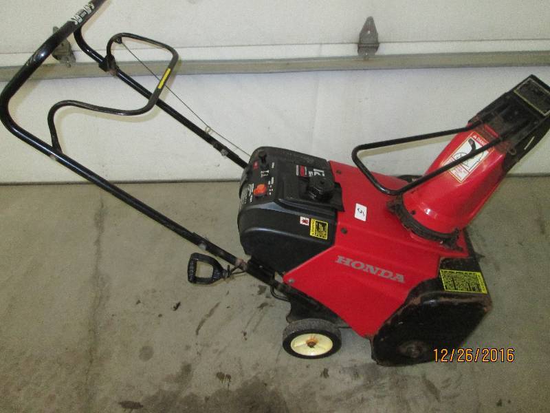 lot 5 image: Honda 4-Stroke Snowblower