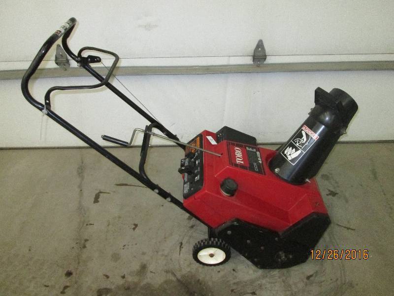 lot 10 image: Toro CCR2000 Snowblower