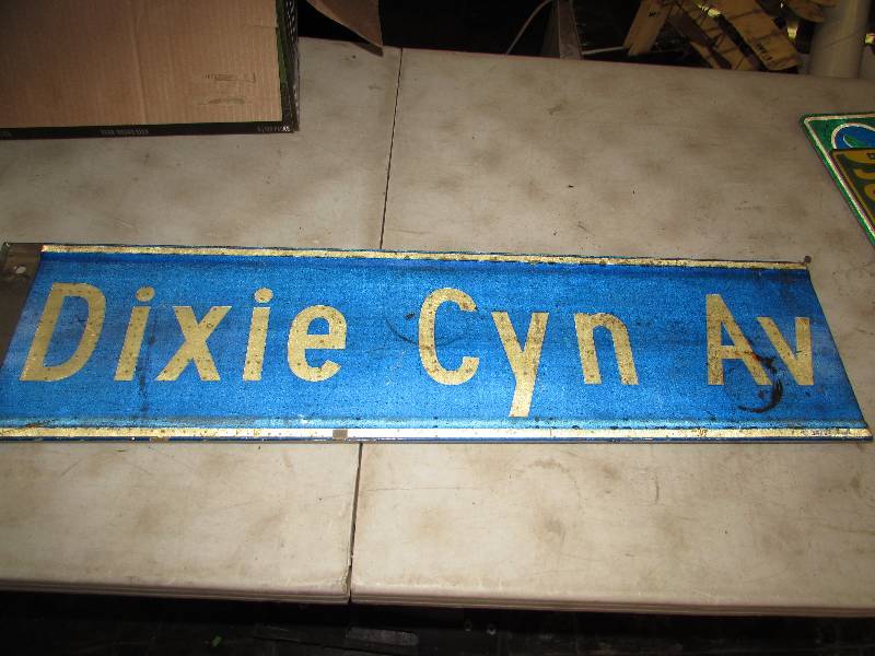 Dixie Cyn Av metal street sign
