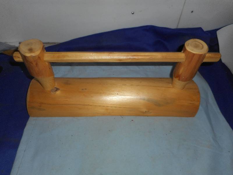 lot 13 image: LOG PAPER TOWEL HOLDER