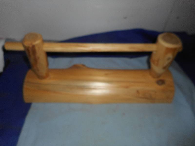 lot 14 image: LOG PAPER TOWEL HOLDER