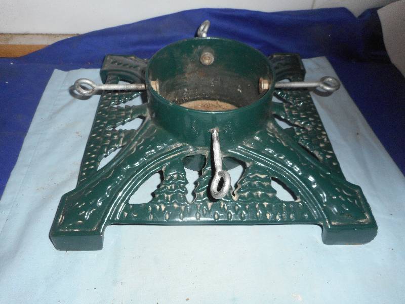lot 18 image: ANTIQUE CAST IRON CHRISTMAS TREE STAND