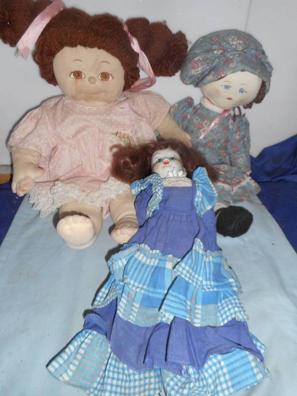 lot 27 image: 3 VINTAGE DOLLS
