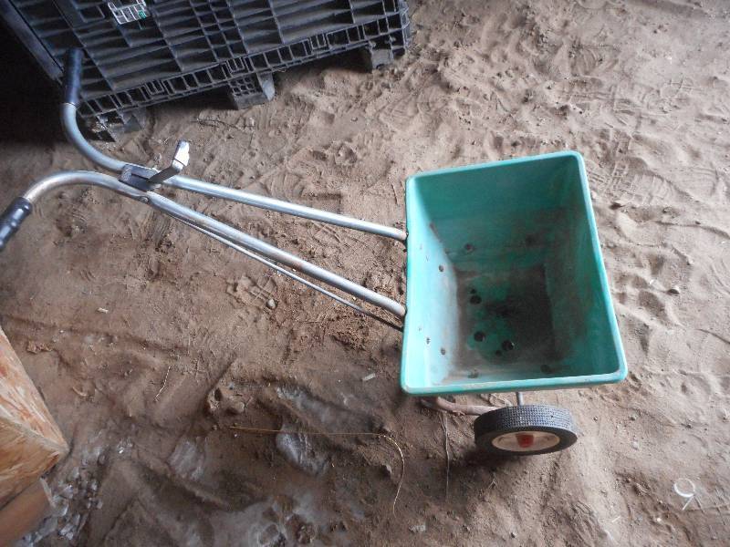 lot 49 image: FERTILIZER SPREADER