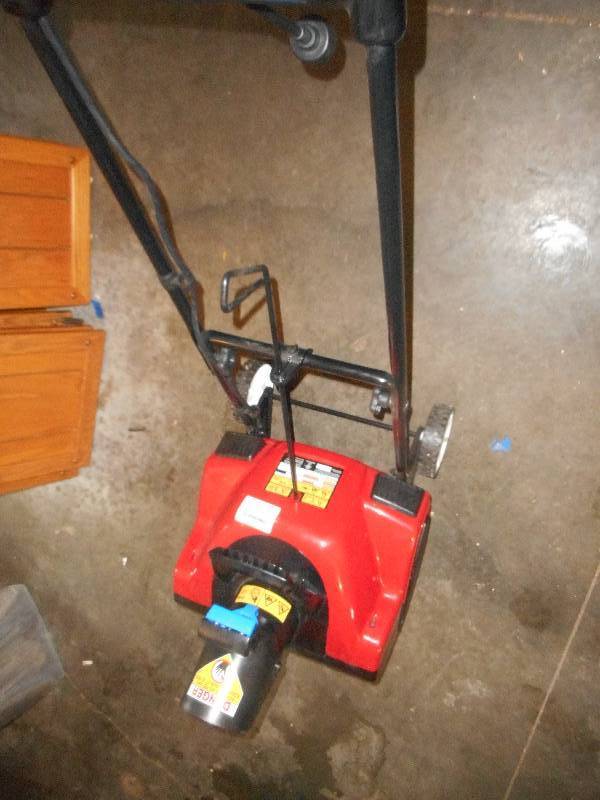 lot 52 image: POWER HOUSE ELECTRIC SNOW BLOWER