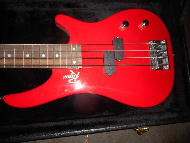 lot 53 image: ROGUE ELECTRIC GUITAR