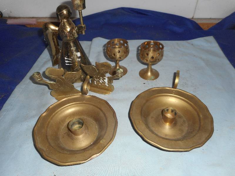 lot 58 image: VINTAGE BRASS CANDLE HOLDERS