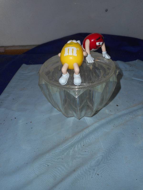 lot 71 image: PLASTIC M AND M DISH