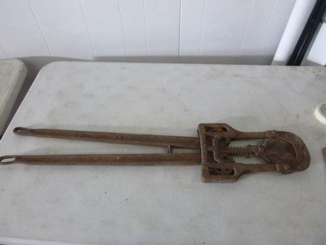lot 15 image: Cattle Dehorner