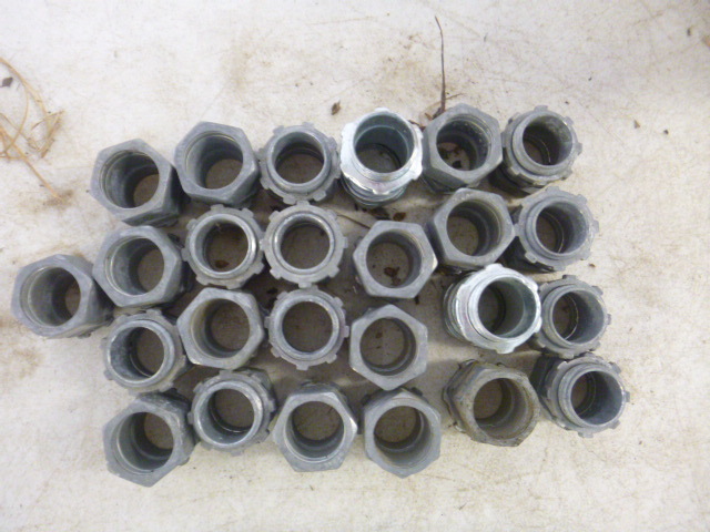 lot 43 image: 25 EMT Comp Couplings
