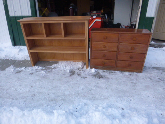 lot 64 image: Dresser with Cabinet Top