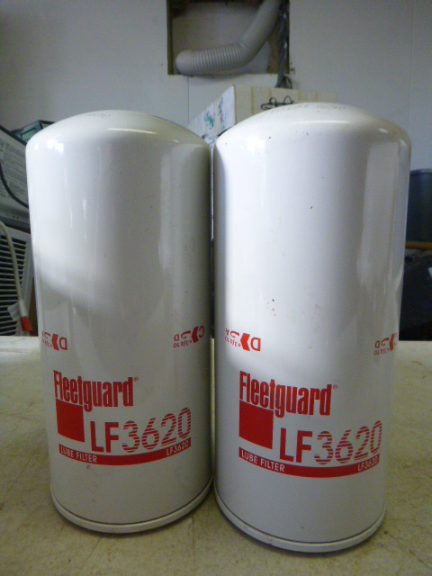 lot 90 image: 2 Fleetguard Oil Filters