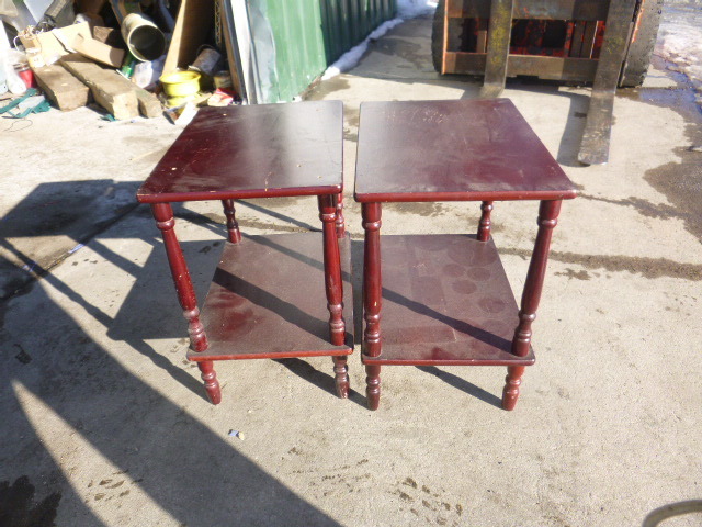 lot 99 image: 2 Small End Tables