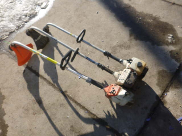 lot 105 image: 3 Weed Whips