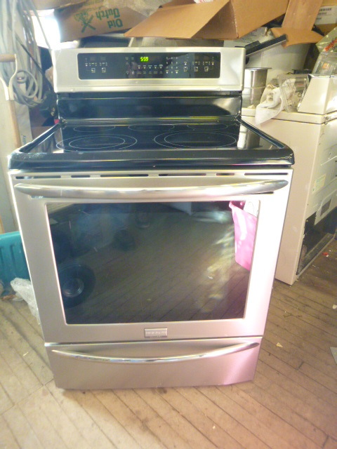 lot 5 image: All Most NEW Scratch and Dent Frigidaire Range
