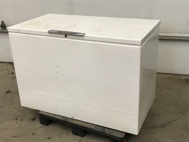 lot 2 image: Montgomery Ward Deluxe-18 Chest Fre...