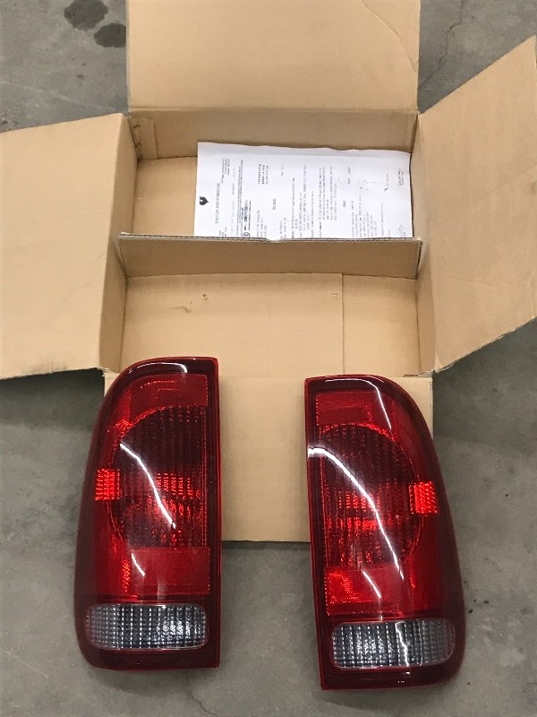 lot 44 image: 1997-2000 Ford F.150 Tail Light Set...