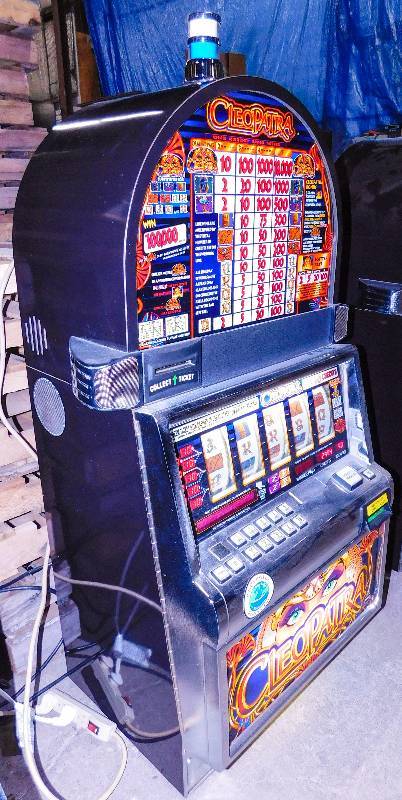 lot 1007 image: IGT CLEOPATRA REEL SLOT MACHINE