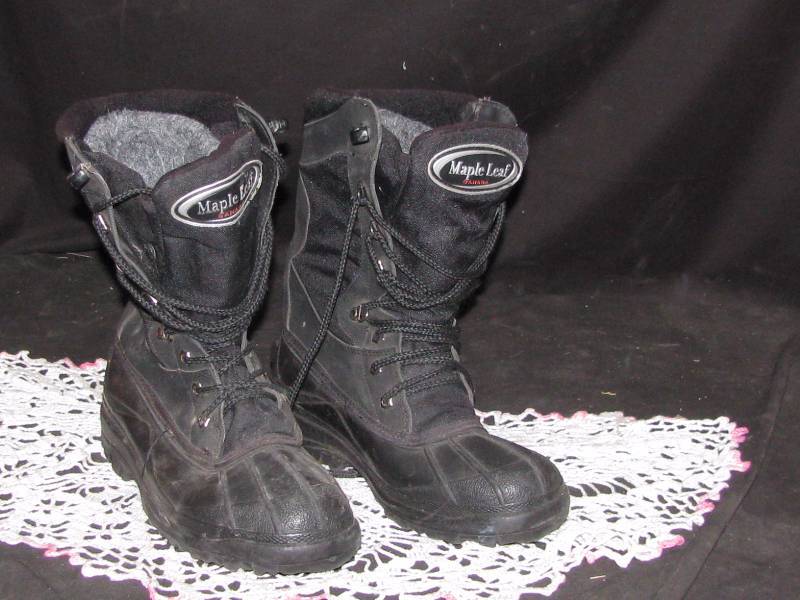 lot 26 image: Maple Leaf Pack Boots