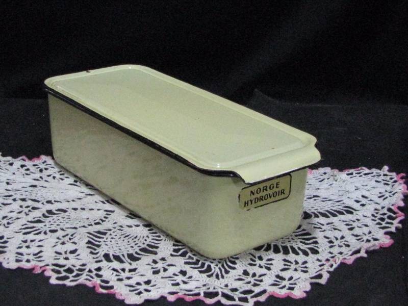 lot 39 image: Yellow Enamelware Tray with Cover