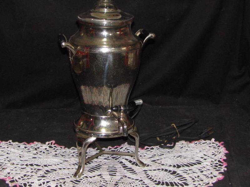 lot 40 image: Universal Electric Coffee Maker