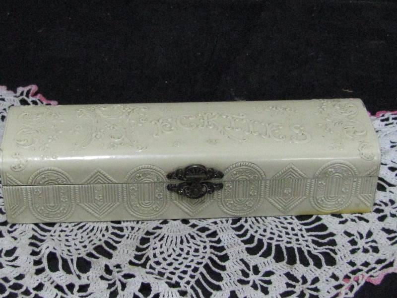 lot 41 image: Cellulite Necktie Box