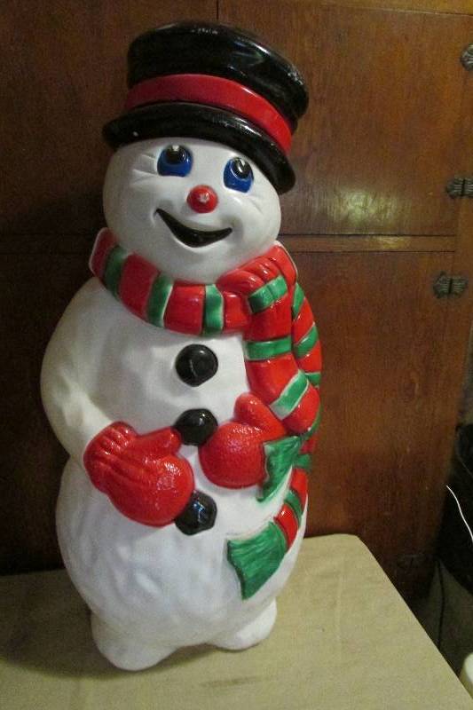 lot 3 image: Vintage Outdoor Christmas Decorations