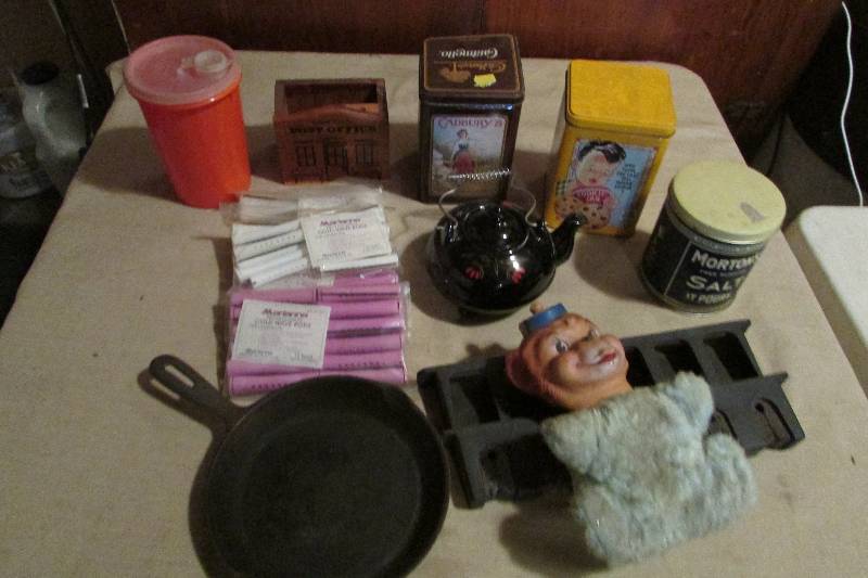 lot 11 image: Vintage Collectibles