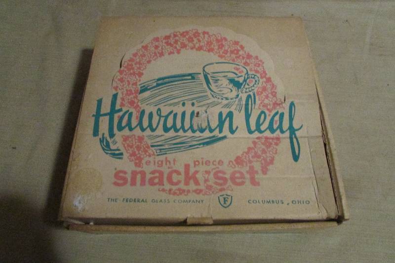 lot 17 image: Vintage Hawaiian Leaf Crystal Snack Set