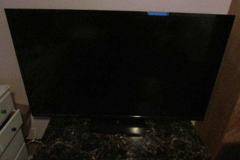 lot 35 image: 60 Vizio LED Smart TV