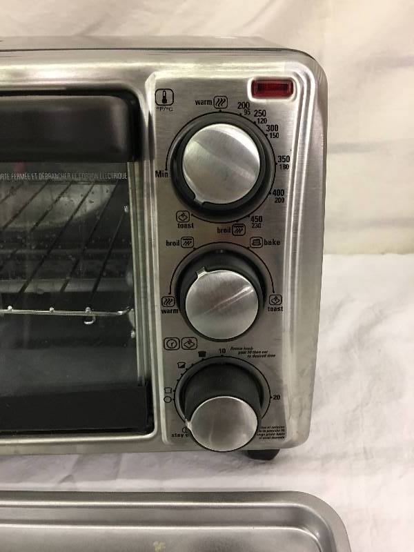 lot 75 image: Black & Decker Toaster Oven