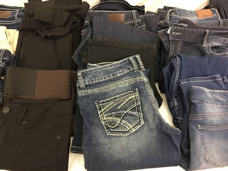 lot 101 image: 25 pairs of name brand pants all missing front button