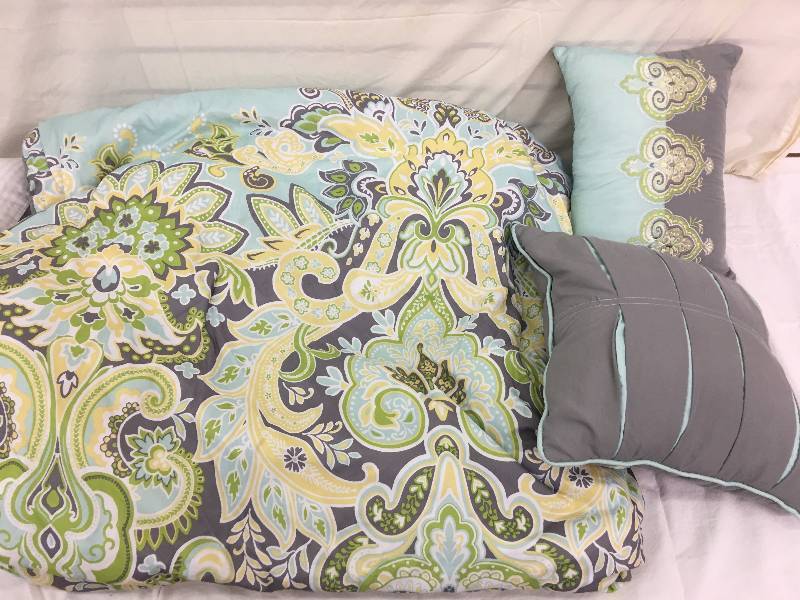 lot 115 image: queen pillow and blue bed set