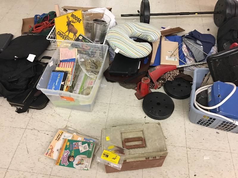 lot 133 image: Large assortment of items everything shown