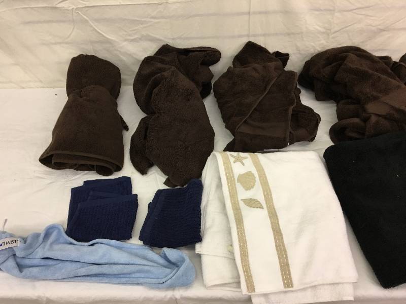 lot 176 image: assorted towels