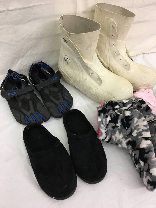 lot 196 image: shoes and boots size 13  soft socks,gloves