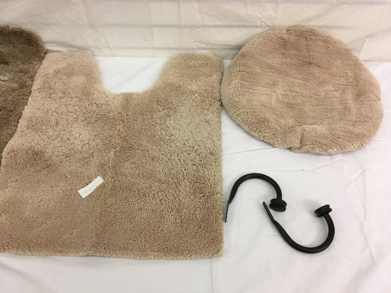 lot 205 image: bathroom rug,toilet cover