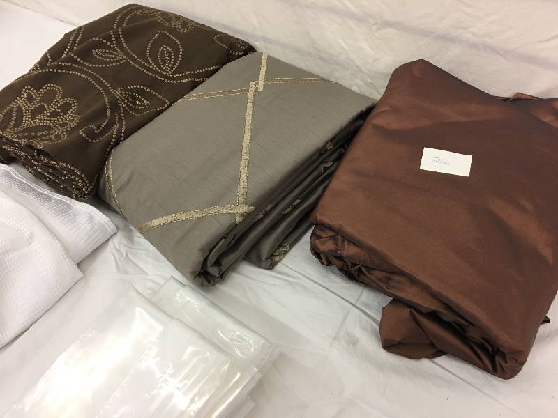 lot 206 image: assorted curtains