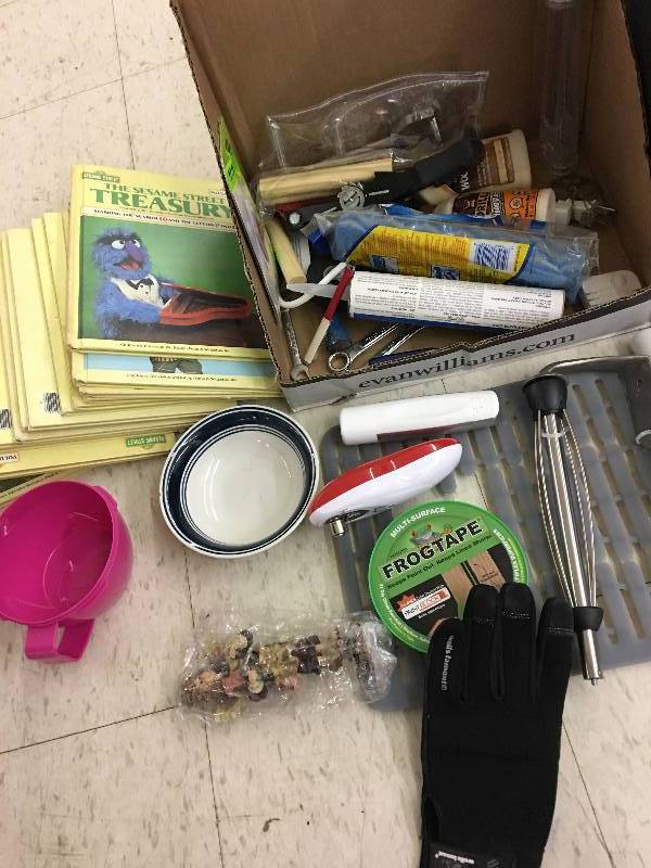 lot 211 image: assortment of items everything shown