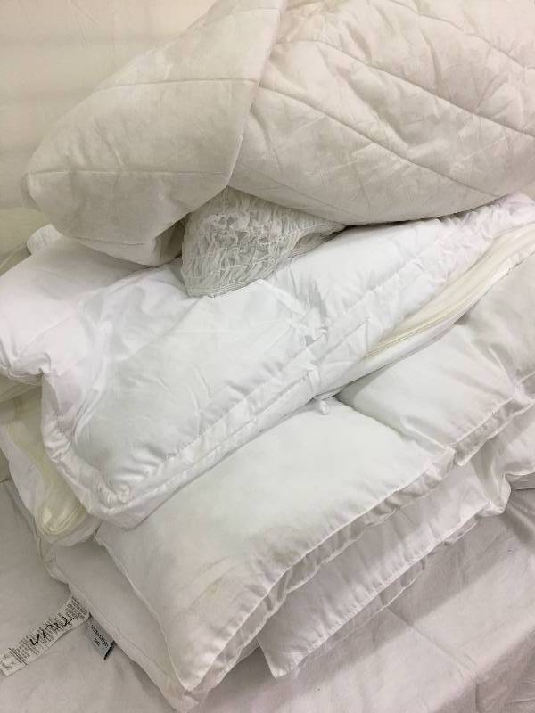 lot 218 image: blanketscomforters