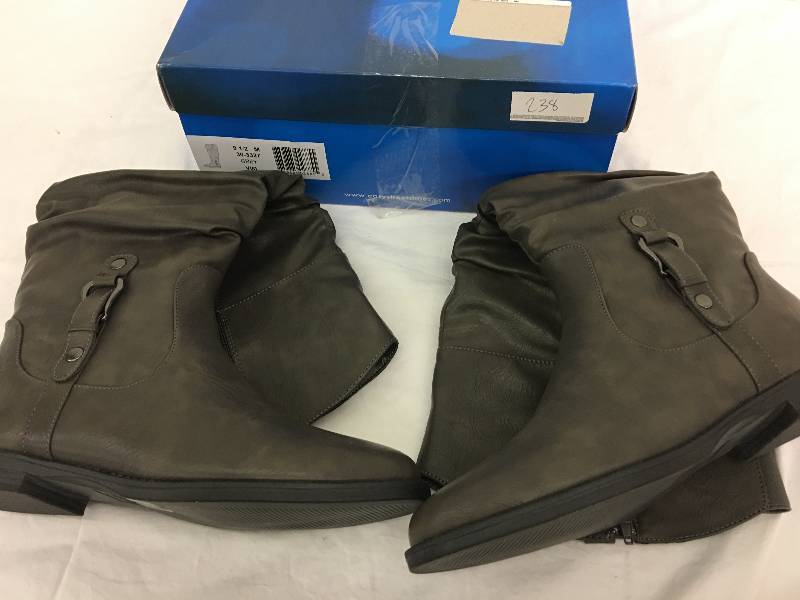 lot 238 image: Easy Street Vim Womens Grey Boot 9.5  retail $79
