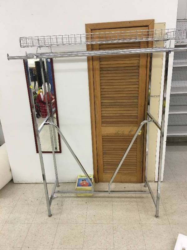 lot 220 image: Commercial clothing rack retail $69