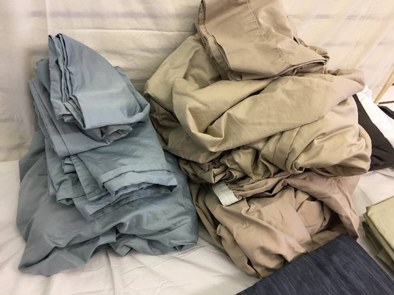 lot 283 image: assorted sheet sets and curtains