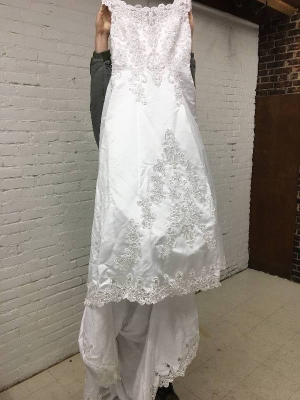 lot 298 image: Davids bridal wedding dress size 18  retail $735