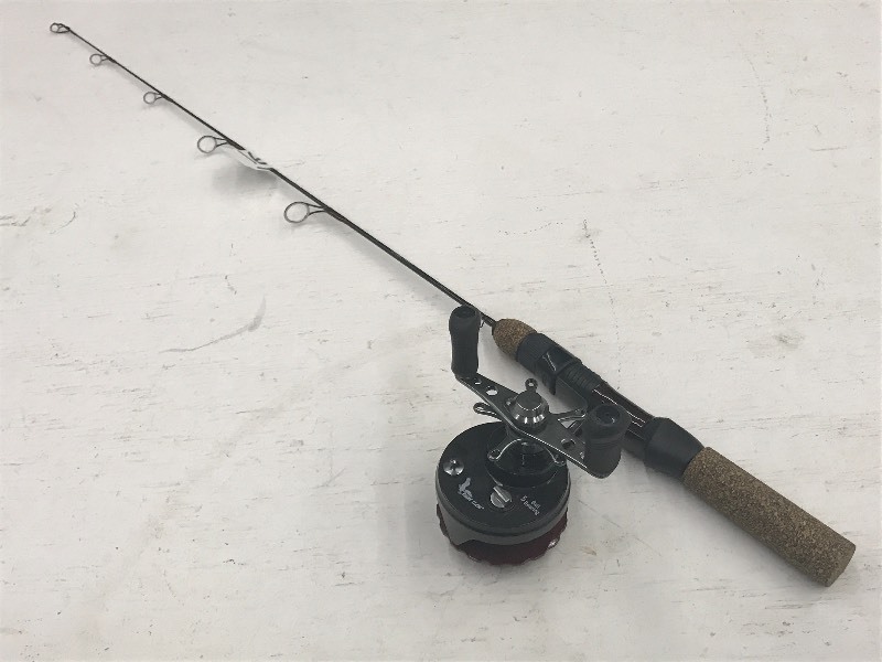 lot 16 image: Eagle Claw 5-Ball Bearing Ice Fishi...