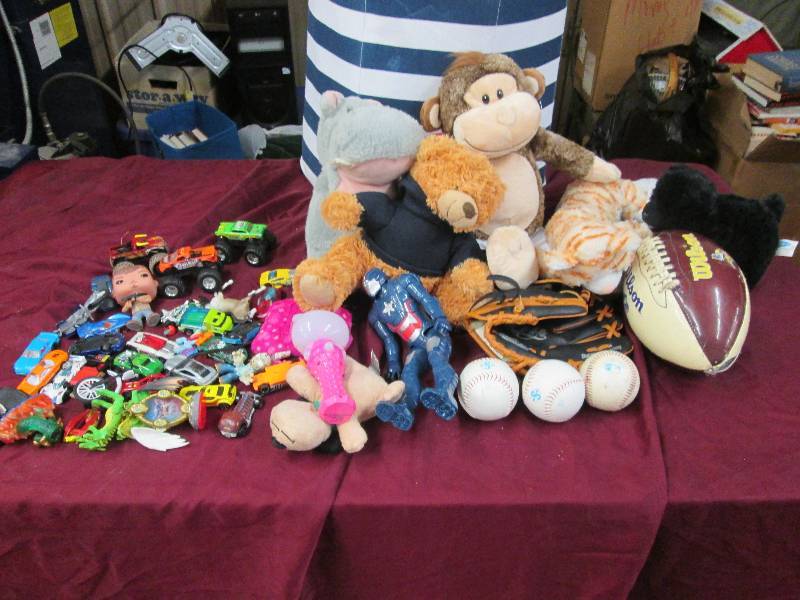 Toys in a Tote Plush animals, Foot...