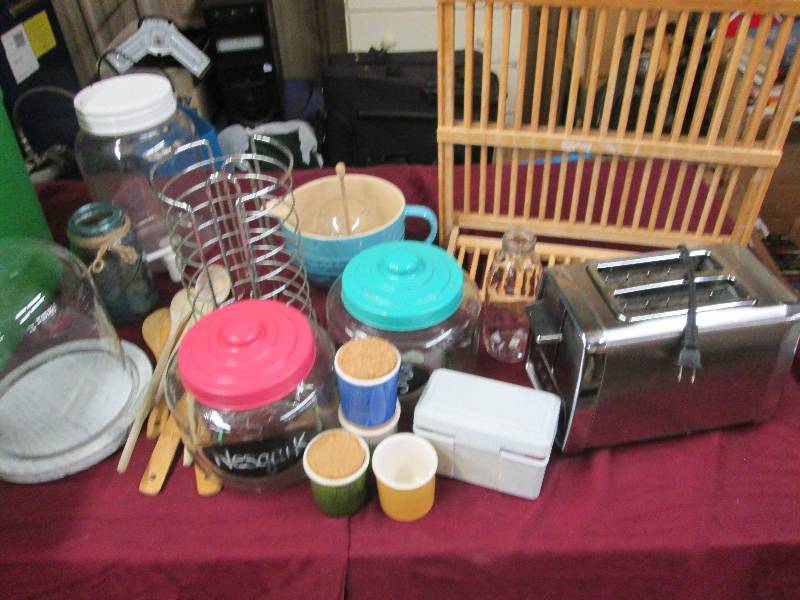 Mixed Kitchen Lot in large tote Pa...